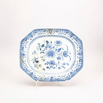 A Chinese Qianlong porcelain plate.