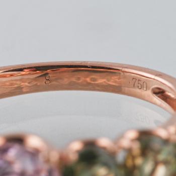 RING, 18K guld med fasettslipad kunzit ca 1.75 ct samt 6 fasettslipade turmaliner ca 1.34 ct. Vikt 3,7 gram.