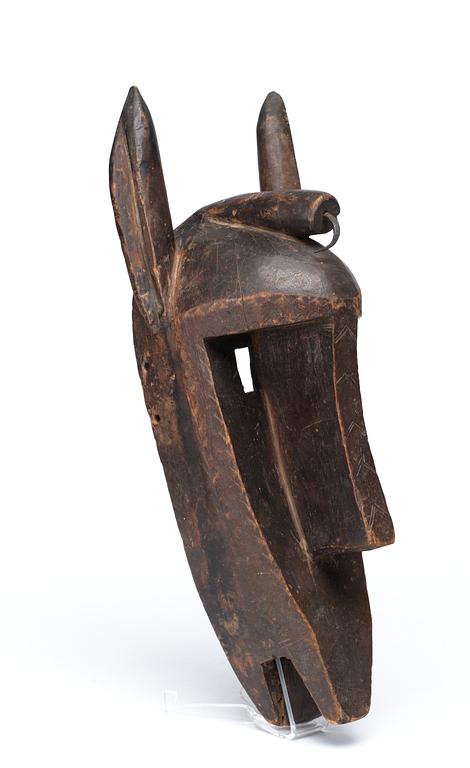 DANSMASK. Trä. Bambara-stammen. Mali (Franska Sudan) omkring 1940-1950. Höjd 44,5 cm.