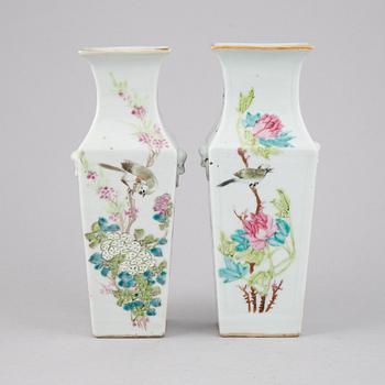 Two Qing dynasti vases, turn of the century.