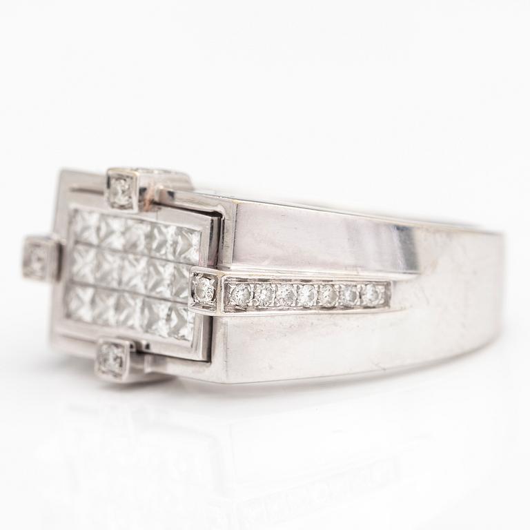 An 18K white gold ring with brilliant cut diamonds ca. 1.30 ct in total.