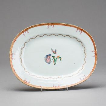 A Chinese export porcelain serving dish, late 18th century.