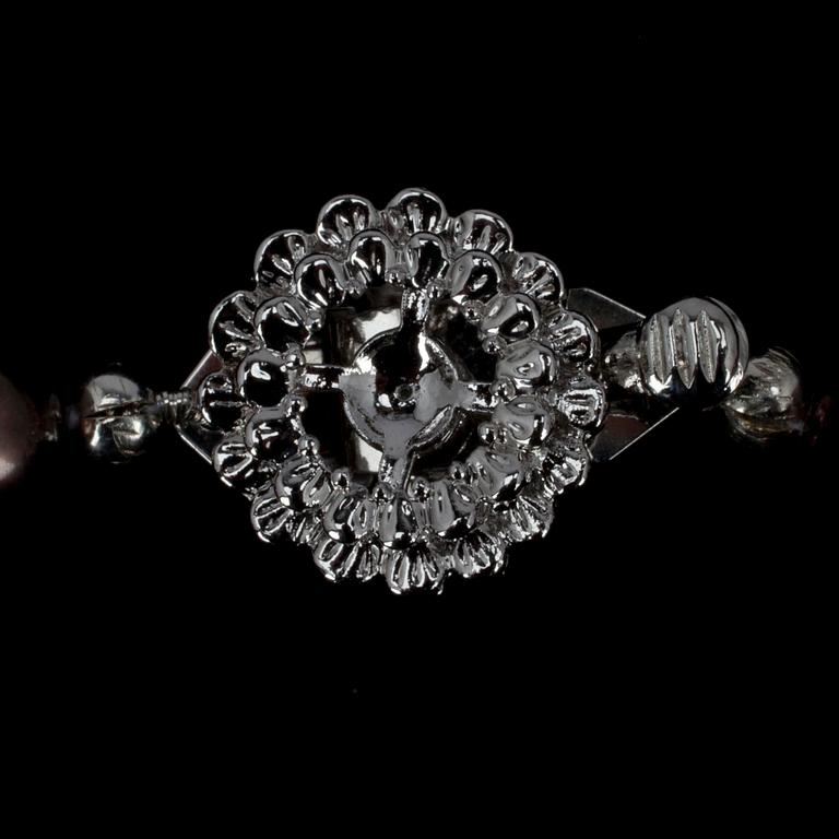 PÄRLCOLLIER, odlade pärlor, metalllås, 1900-talets slut.