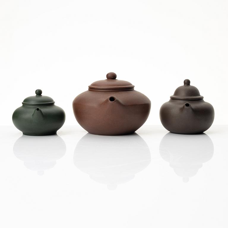 A group of three Chinese yixing teapots, 1970/80s.