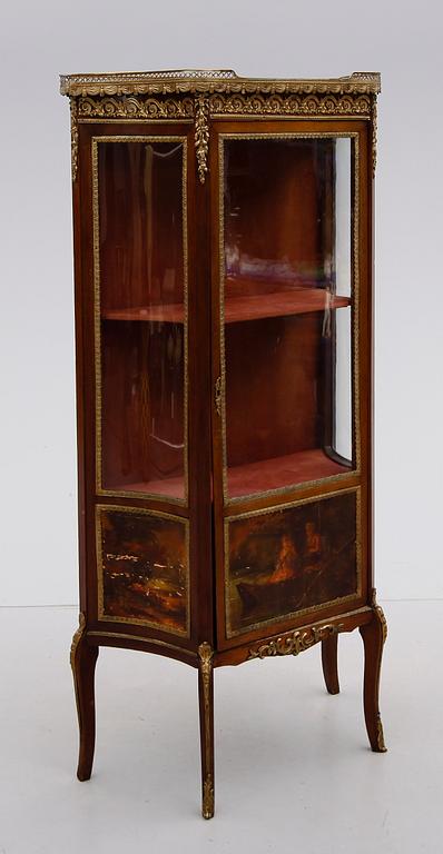 VITRINSKÅP, rokokostil, 1900-talets första hälft.