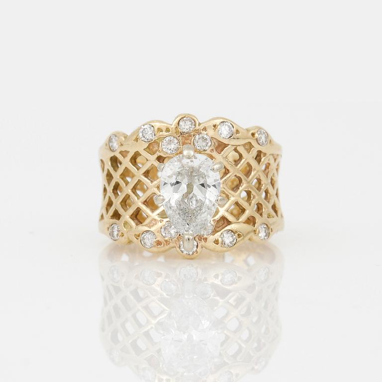 RING, 14k guld och droppslipad diamanter, ca 1,50 ct. Vikt ca 4,83 g.