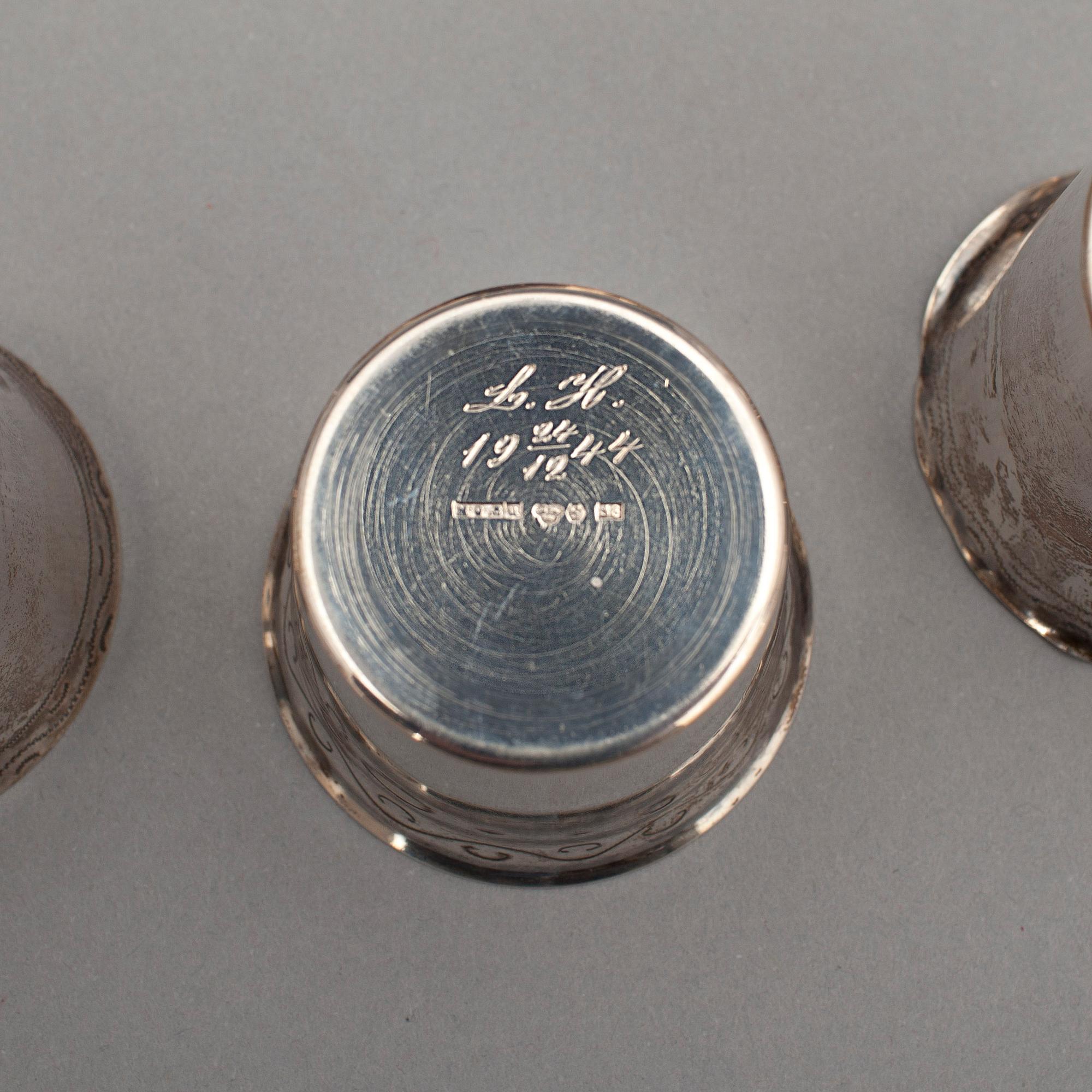 JARDINJÄR samt BÄGARE, 8 st, silver Bl a. CG Hallberg Stockholm 1946. Total vikt 542 gr.