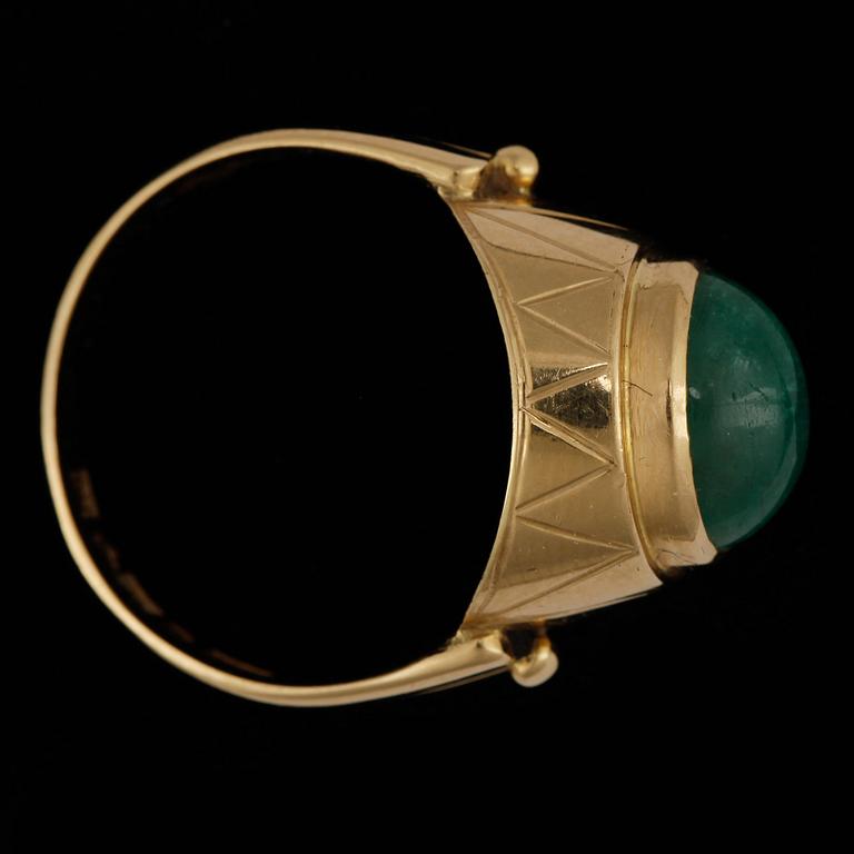 RING, 18k guld med cabochonslipad smaragd. Vikt ca 4,4 gram.