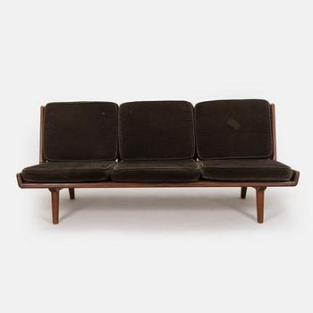 Carl Gustaf Hiort af Ornäs, sohva, "Studio", Puunveisto Oy - Träsnideri Ab 1900-luvun puoliväli.