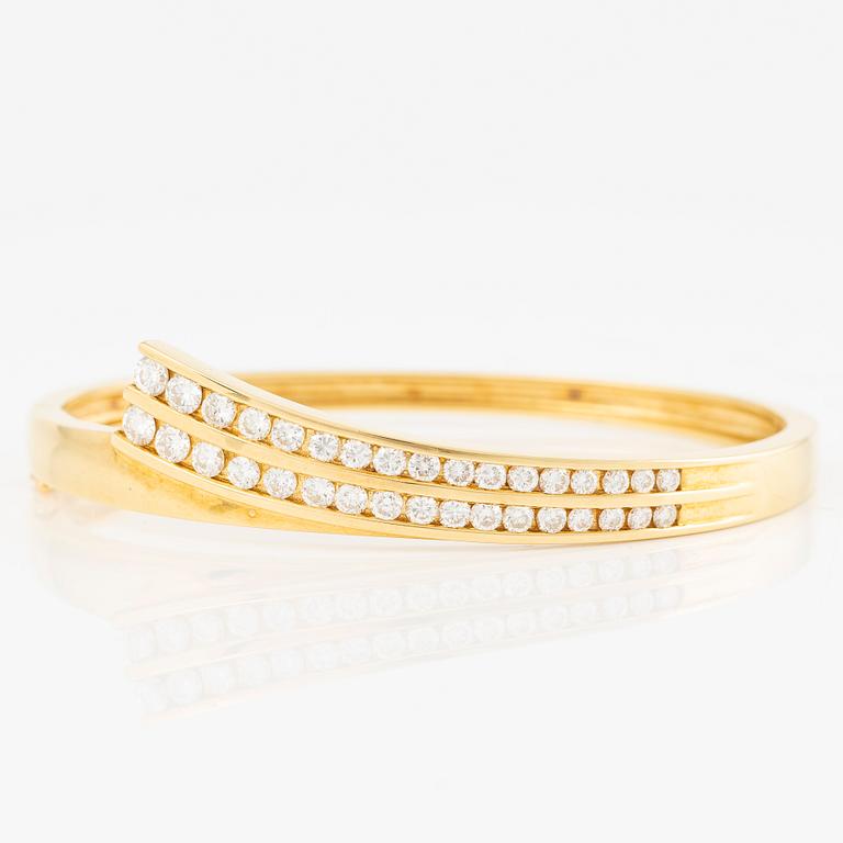 Bangle in 18K gold set with brilliant-cut diamonds.