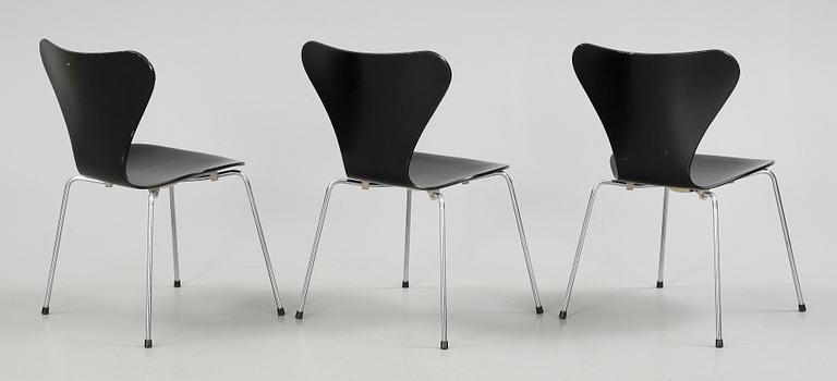 STOLAR, 3 st, "Sjuan" Arne Jacobsen för Fritz Hansen, Danmark.