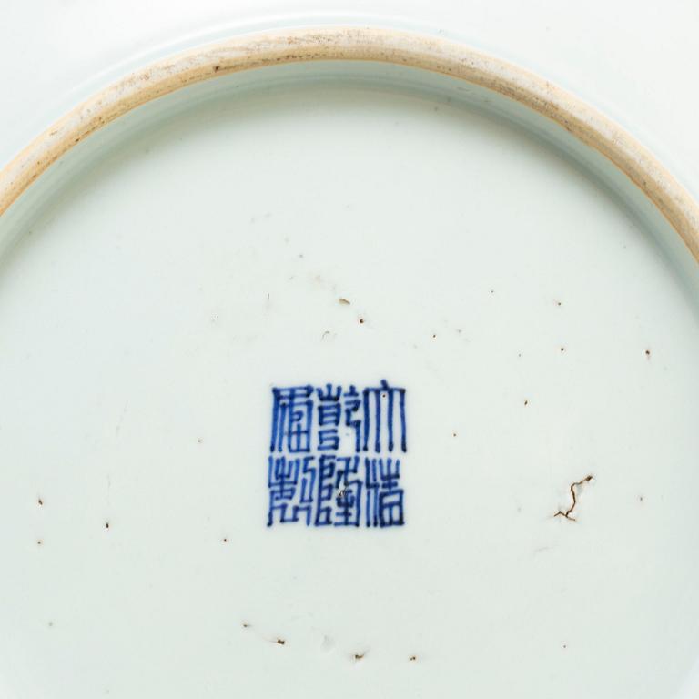 A blue and white and red dish, Late Qing dynasty, early 20th century.