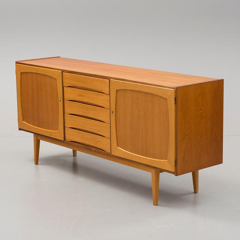 SIDEBOARD, 1900-talets mitt.