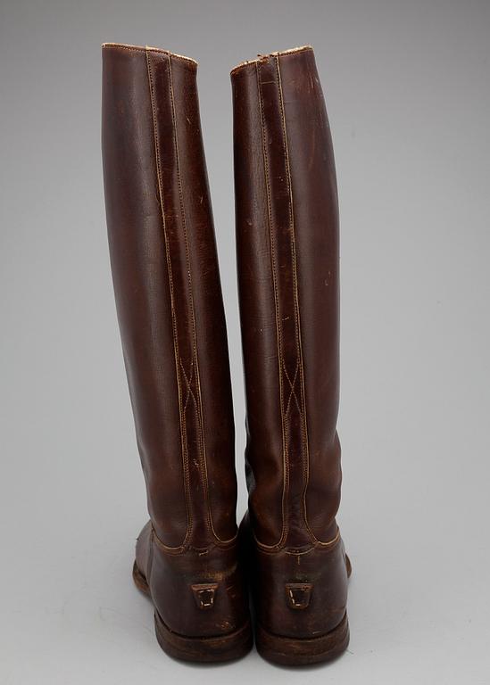 RIDSTÖVLAR OCH VÄSKA, läder.