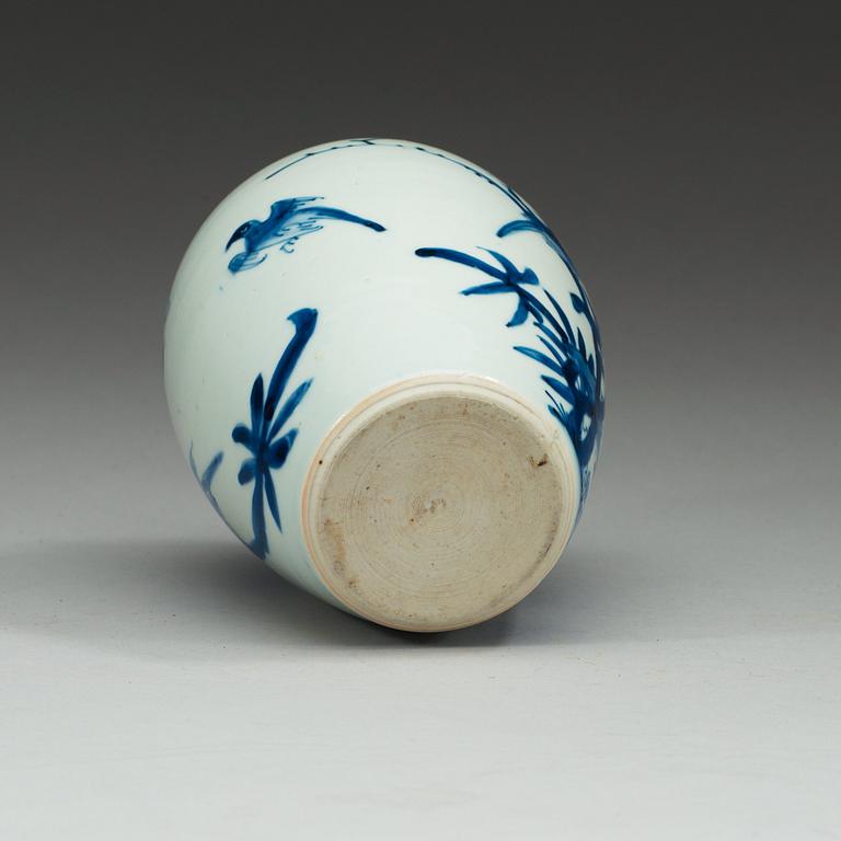 A blue and white Transitional vase, 17th Century.