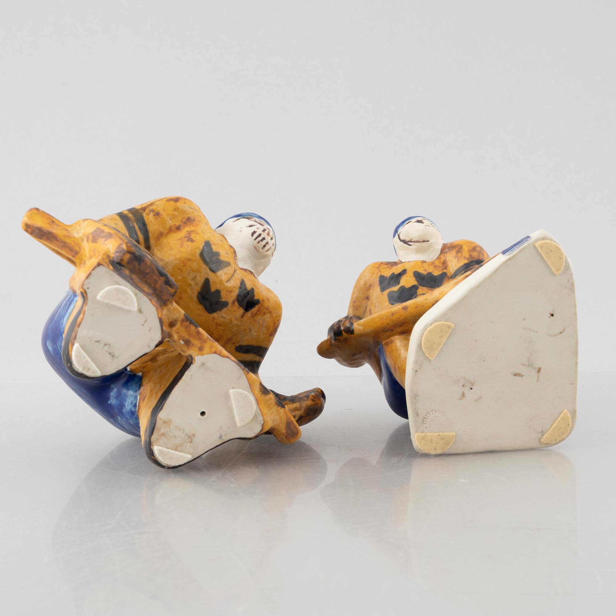 Lisa Larson, figuriner, 2 st, stengods, "Ishockeyspelare", Gustavsberg.