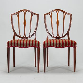 An English dining table with 6 chairs, second half of the 20th century.