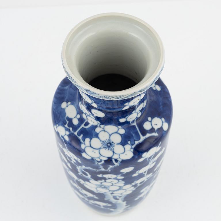 A blue and white vase, Qing dynasty, China, late 19th century.