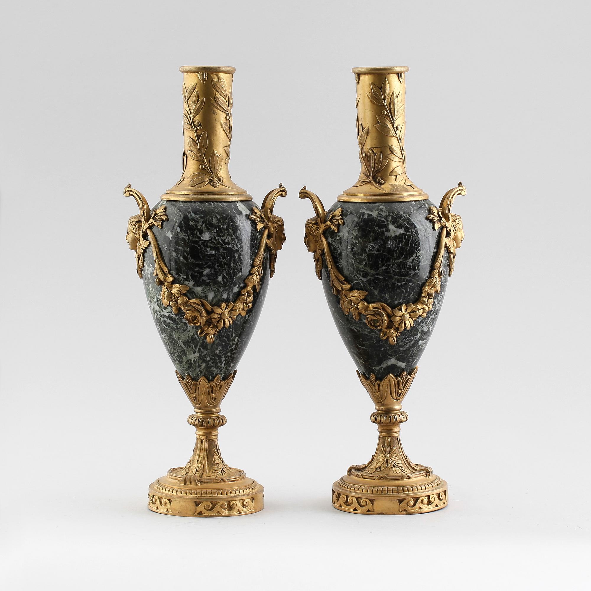 URNOR, 1 par, brons och marmor, 1800-talets andra hälft.