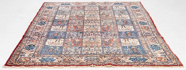 A Sarouk carpet, a. 310 x 210 cm.