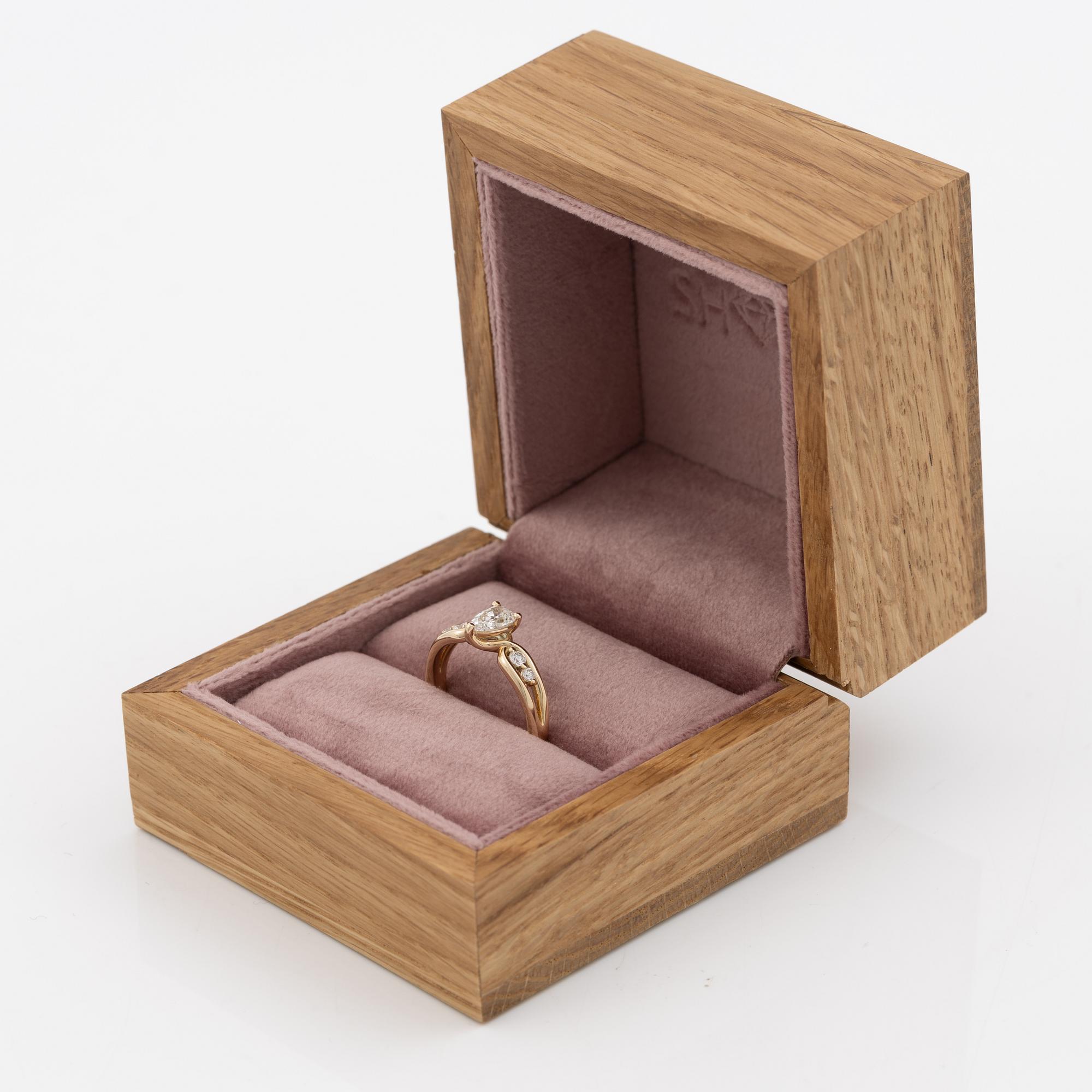 Ring 14K guld med droppslipad diamant, medföljande IGI report.