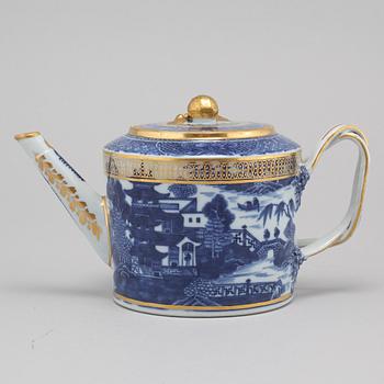 A late 18th century porcelian chinese teapot.