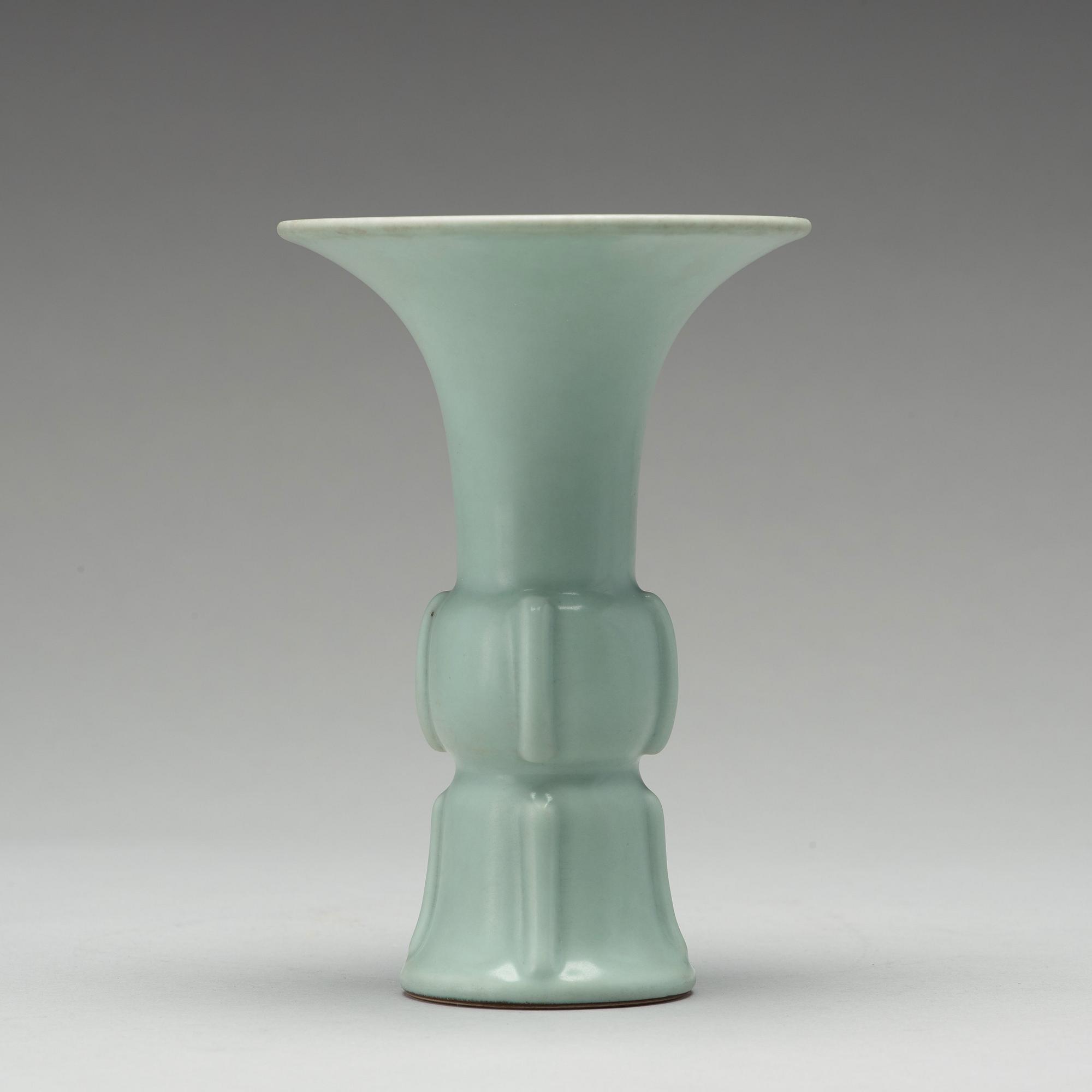 VAS, porslin. Kina, 1900-tal, troligen Republik med Qianlongsmärke.