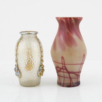 Vaser, 2 st, glas, en Loetz, ca 1900.
