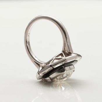 SORMUS,  platinaa, onyx. Cushionhiottu timantti 5.20 ct + baguettehiottuja timantteja n. 2 ct. Yhteensä 7.20 ct. Ranska.