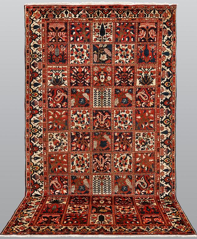 A Baktiari carpet, approx. 313 x 170 cm.