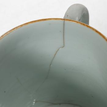 Mugg samt ytterfoder, porslin. Kina, Qingdynastin.