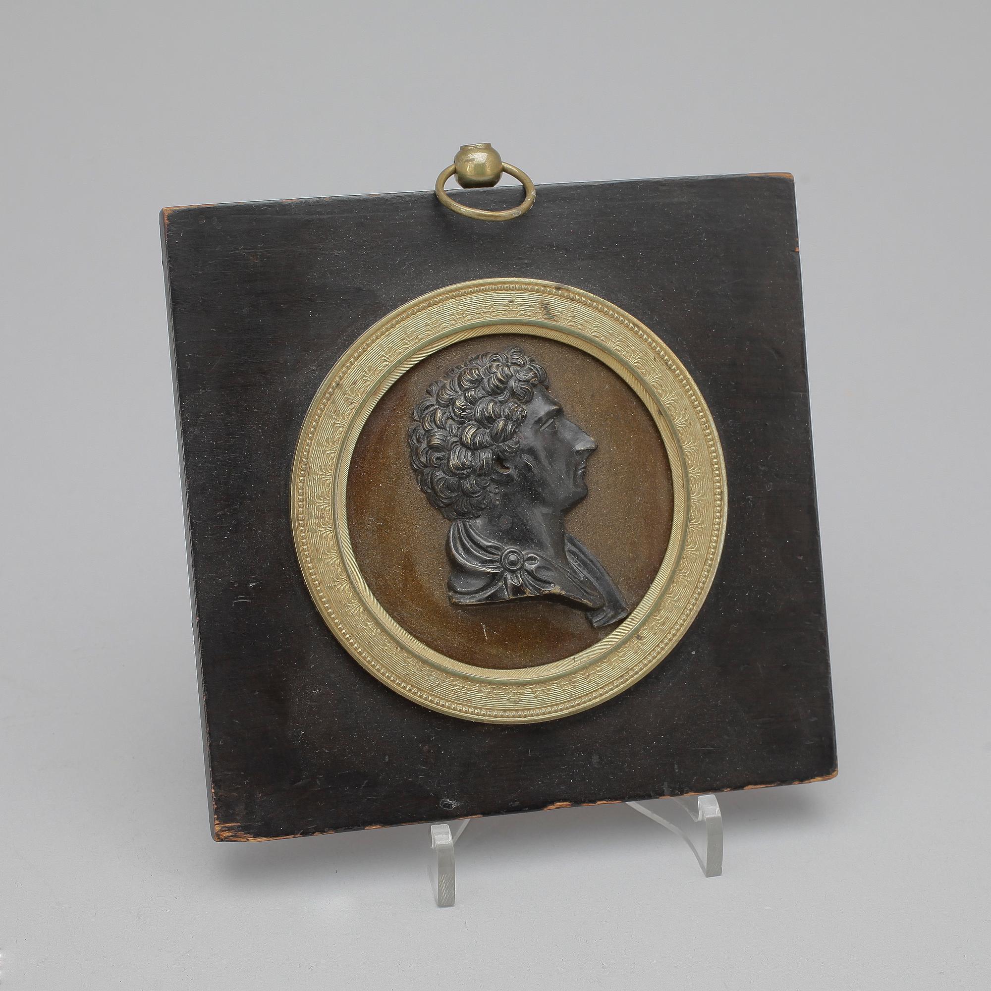 PLAKETT, patinerad brons och förgylld mässing. Sverige, 1800-talets första hälft.