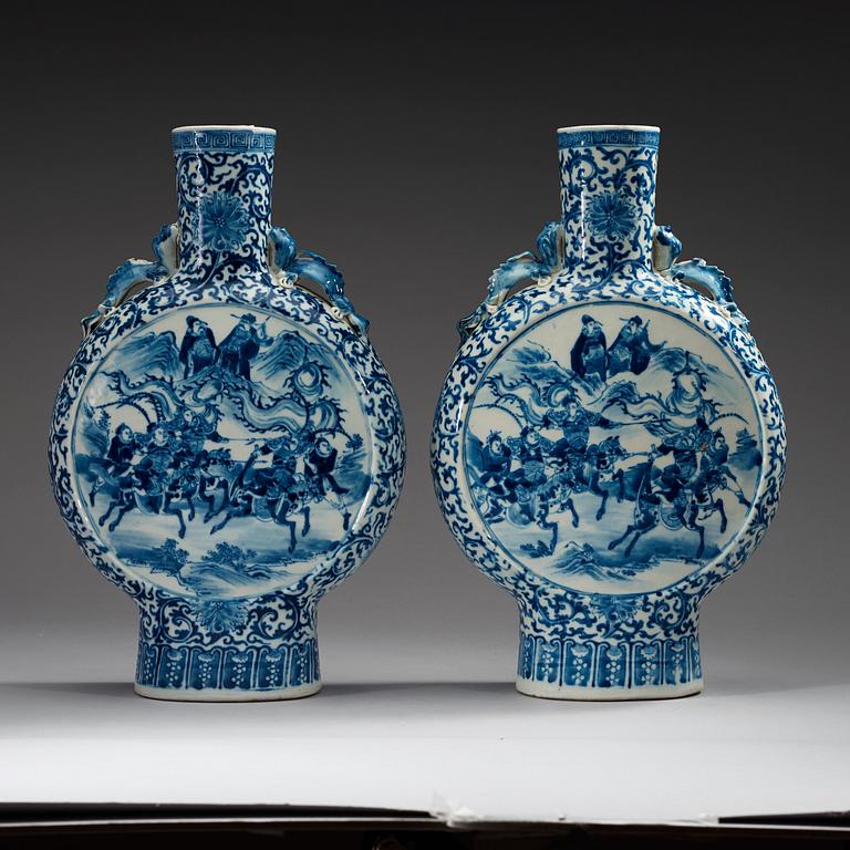 A pair of blue and white moon flasks, late Qing dynasty, 19th century.