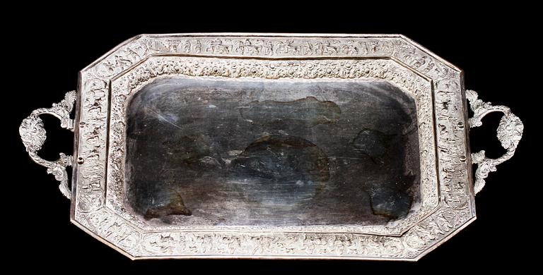 BRICKA, silver, orientalisk, 1900-talets första hälft. Tot. v. ca 2445 g.