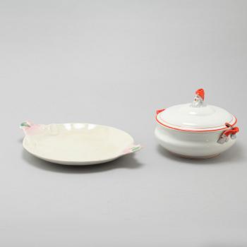 An eartheware tureen and a serving dish from Göteborg, early 20th century.