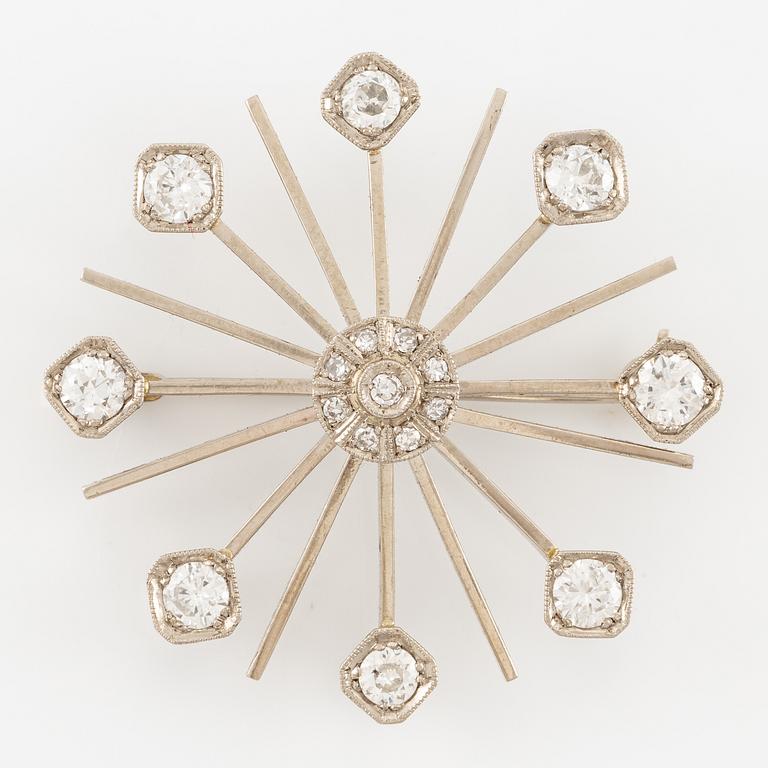 Brooch 18K white gold set with round brilliant-cut and octagonal-cut diamonds.