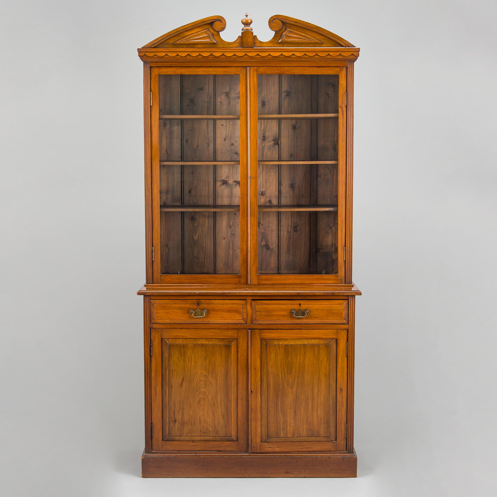 Vitrinskåp, 1900-talets första hälft.