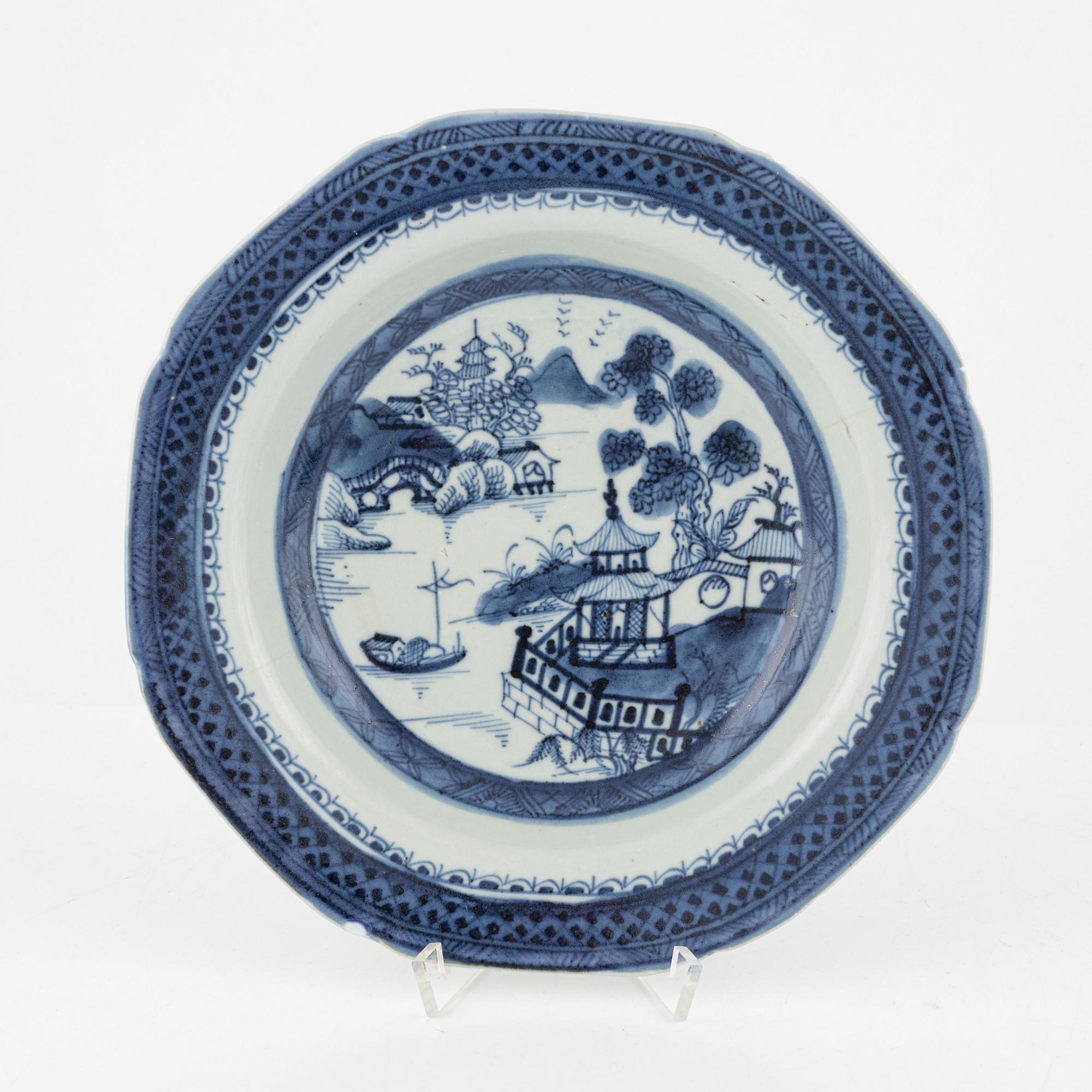 Servisdelar, porslin, 43 st, Kina, Qingdynastin, mestadels Qianlong (1735-95).