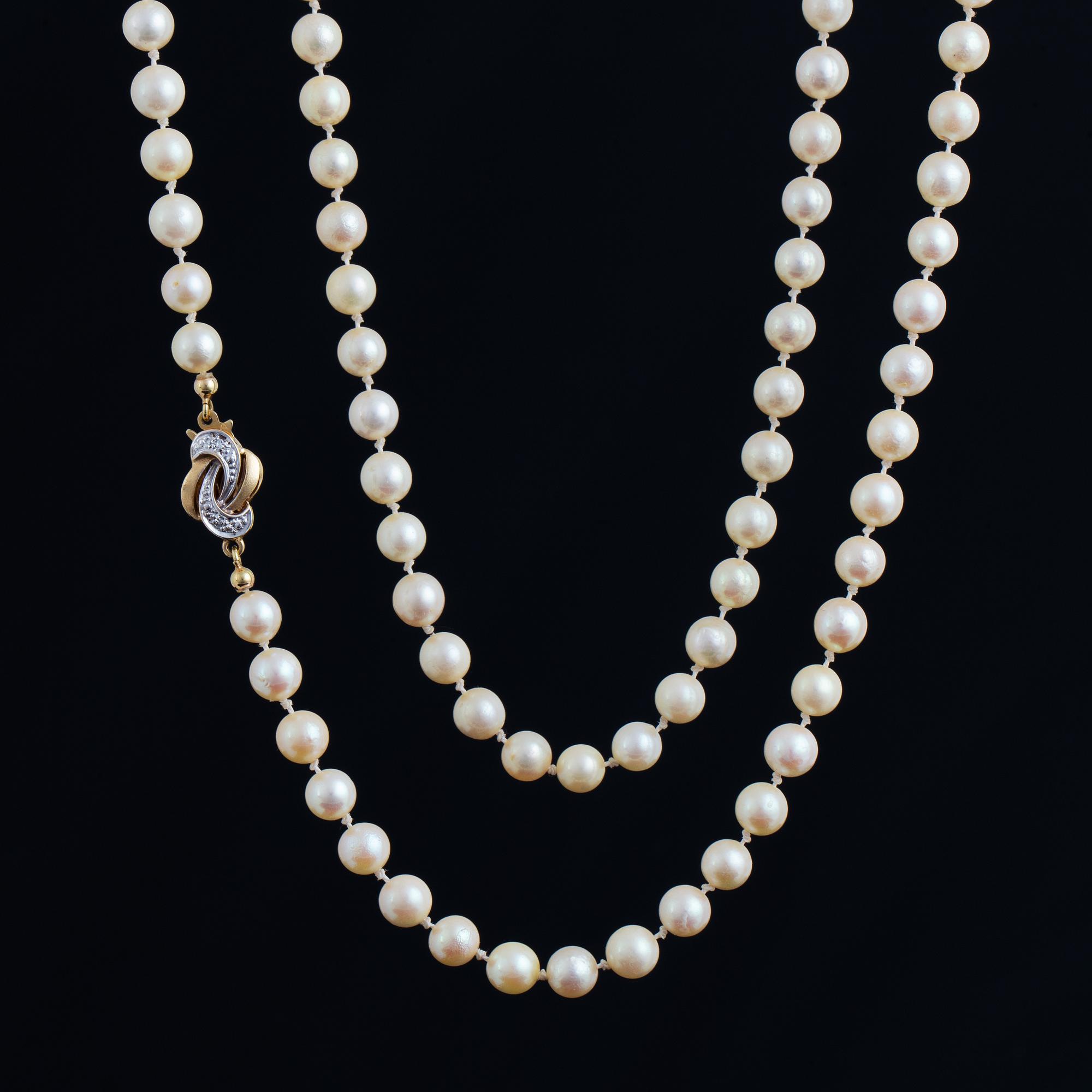 Cultured pearl necklace, clasp 18K gold with eight-cut diamonds.