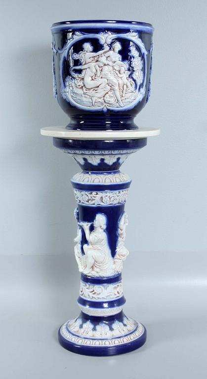 URNA PÅ PIEDESTAL, flintgods. 1900-tal.