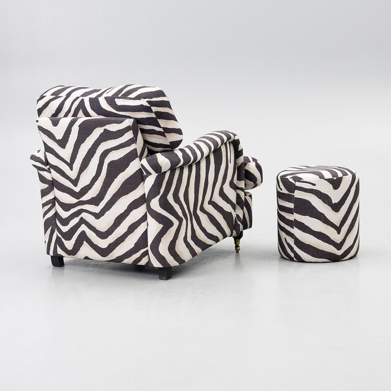 Fåtölj, av Howard-modell, samt pall.