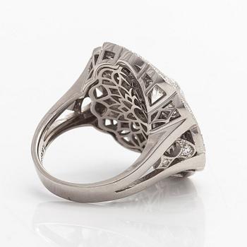 Sormus, briljanttihiotut timantit, keskitimantti 1,63 ct, 18K valkokultaa.