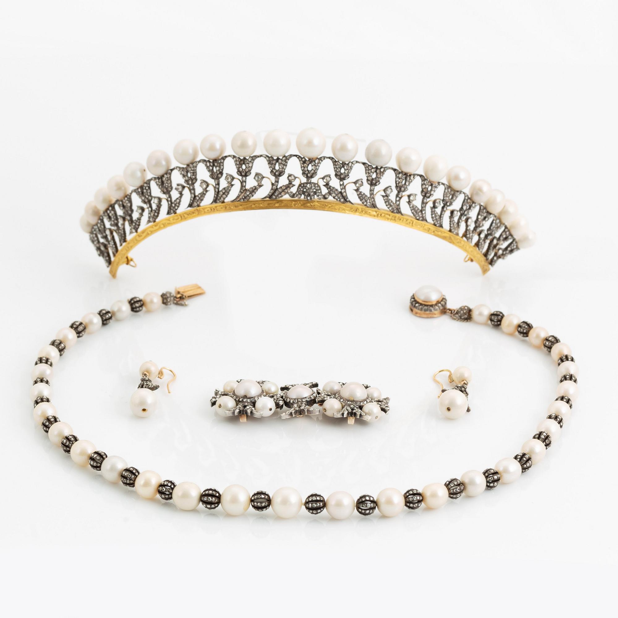 Garnityr bestående av en tiara, en collier, en brosch och ett par örhängen i orginaletui, 1800-tal.