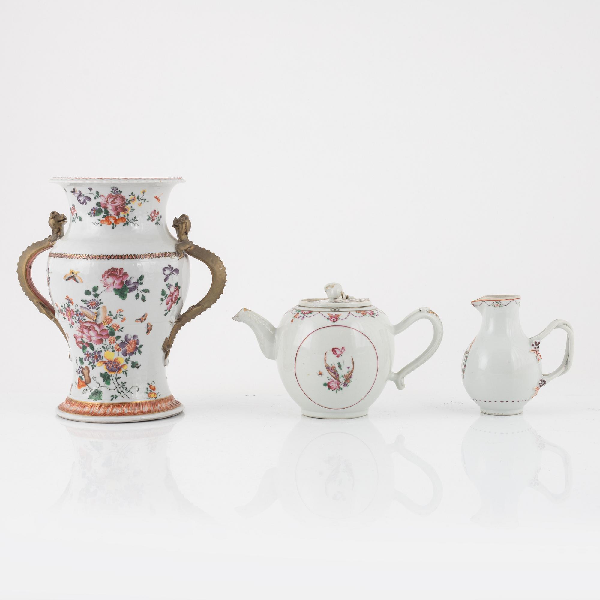 Urna, tekanna och kanna, porslin, Kina, Qingdynastin, 1700-tal.