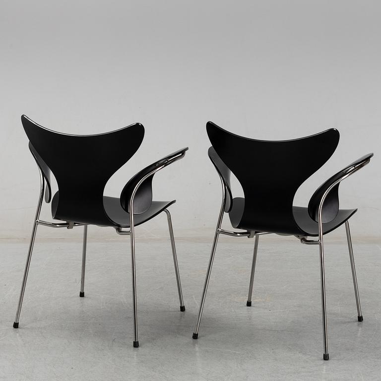 Arne Jacobsen, a pair 'Seagull' chairs, Fritz Hansen, Denmark, 2008.