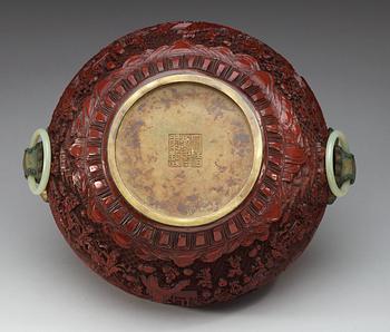 RÖKELSEKAR/YTTERFODER, lack, brons och nefrit. Qing dynastin (1644-1912), med Qianlongs sigillmärke.