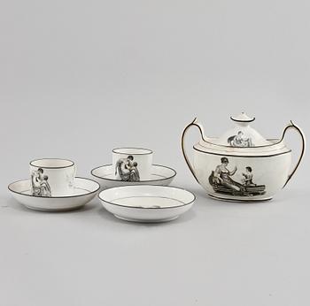 KAFFEKOPPAR, två st, samt SOCKERSKÅL, flintgods, troligen England, 1800-talets första hälft.
