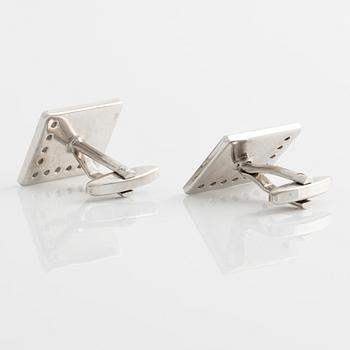 Cufflinks, a pair, white gold with brilliant-cut diamonds.