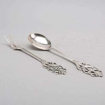 UPPLÄGGNINGSBESTICK, 2 delar, silver, importstämplar. Total vikt ca 140 gram.