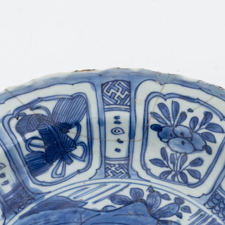 A blue and white dish, Mingdynasty, Wanli (1572-1620).